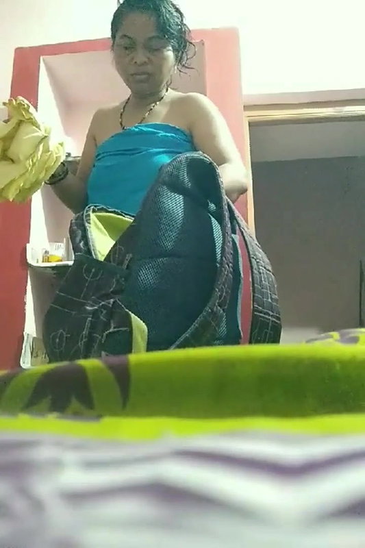 Mom saree change son record