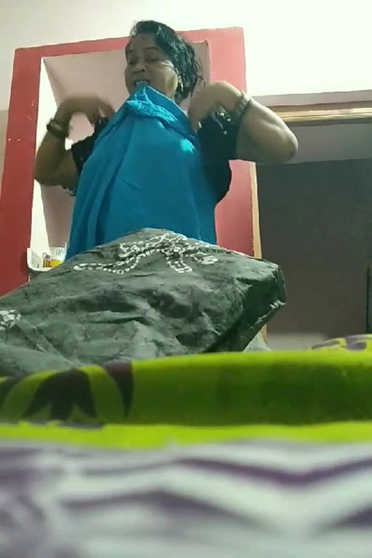 Mom saree change son record