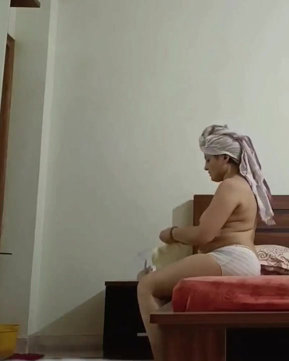 Aunty Changing Dress After Bath