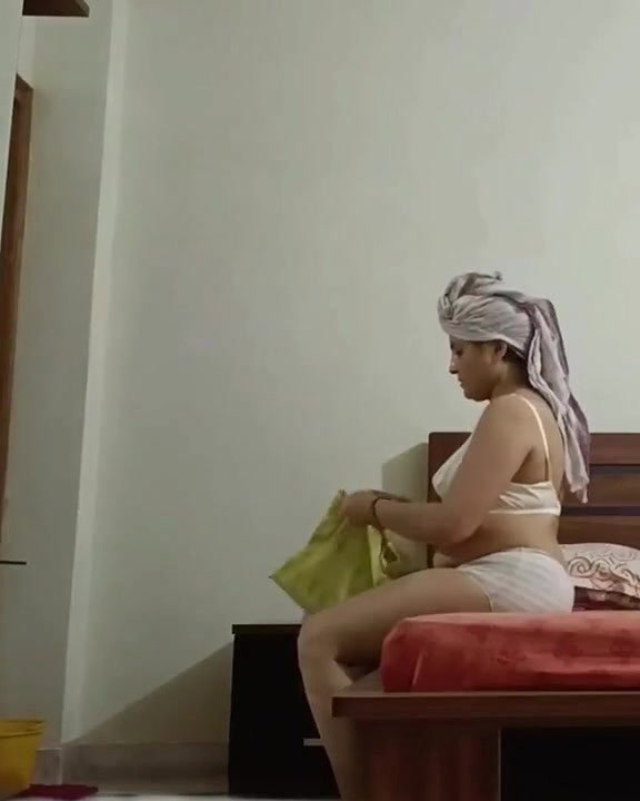 Aunty Changing Dress After Bath