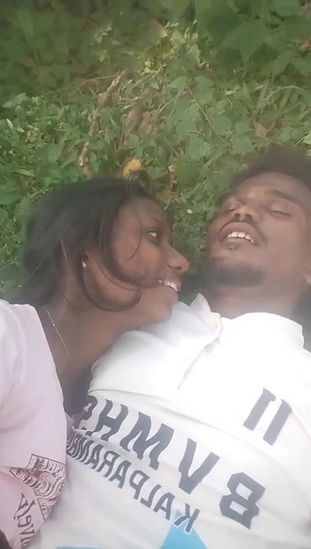 gaon ki ladki ne bf ki lund chusi khule mein