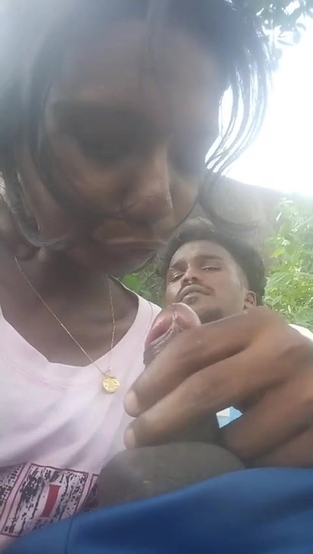 gaon ki ladki ne bf ki lund chusi khule mein