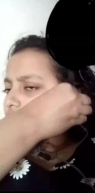 vc mein jhat wali chut mein ungli kri
