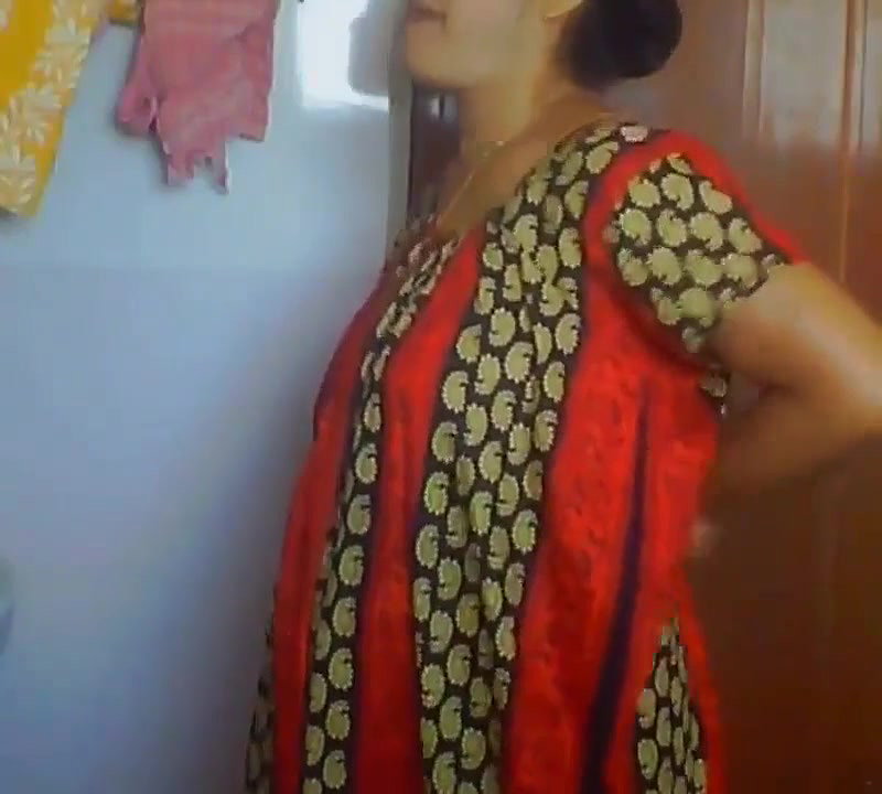 nighty kholte hue chuche dikhi
