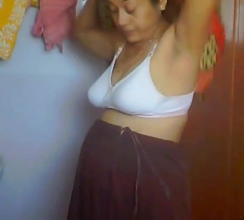 nighty kholte hue chuche dikhi
