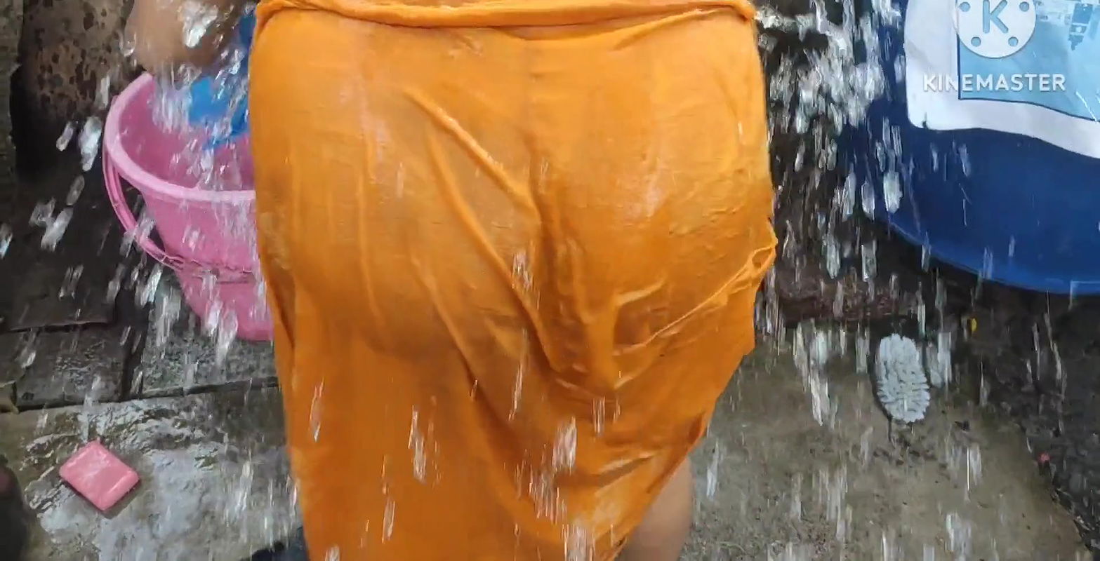 Anita yadav hot boobs Indian house wife bathing outside