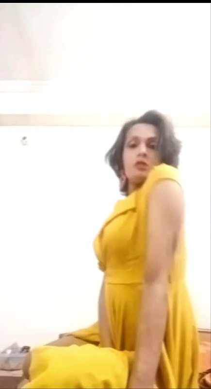 blue dress kholke nangi video banayi shemale ne