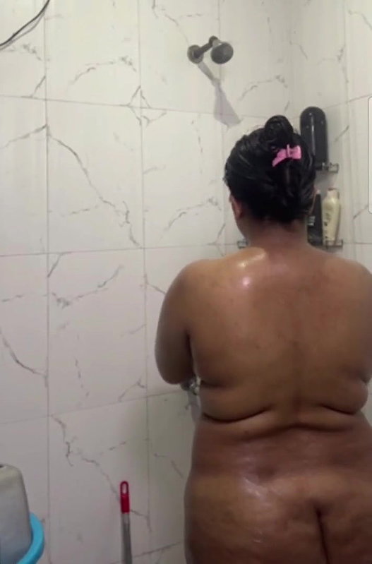 beautiful chubby tanker bhabi bathing