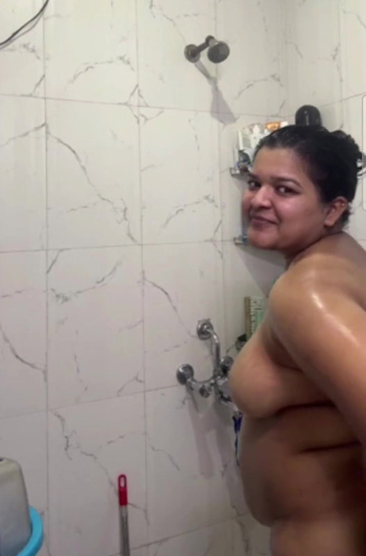 beautiful chubby tanker bhabi bathing