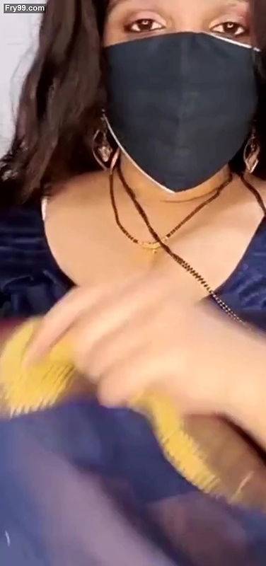 Desi Indian aunty saree blouse removing webcam show live