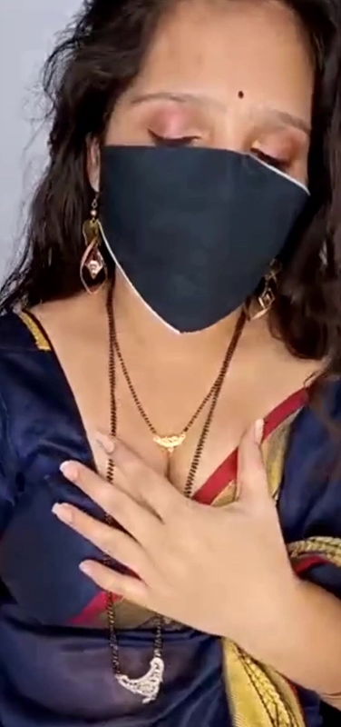 Desi Indian aunty saree blouse removing webcam show live