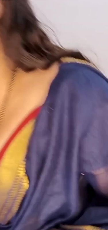 Desi Indian aunty saree blouse removing webcam show live