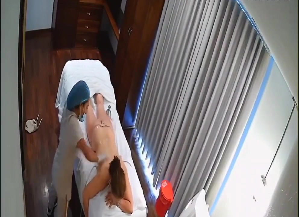 Bhabhi In Message Parlour Captured