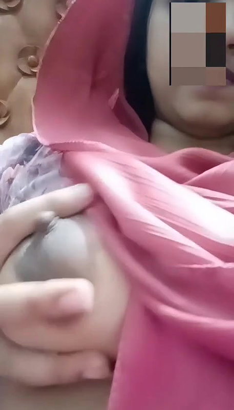 DESI GF SQUEEZING BIG BOOBS