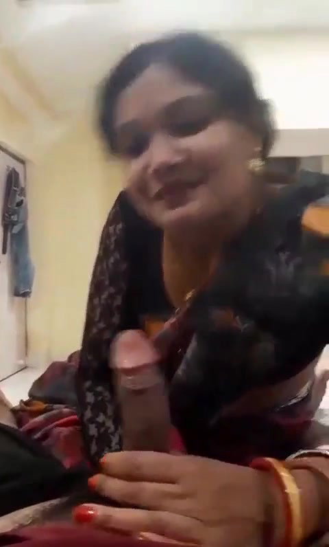 cute expression bhabhi in saree with Desi blowjob