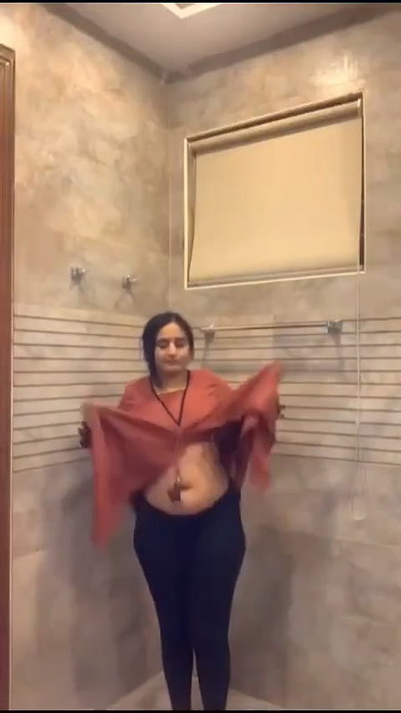 Big Ass Sexy Indian Girl Bathing
