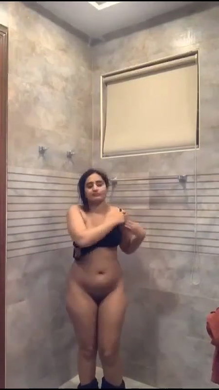 Big Ass Sexy Indian Girl Bathing