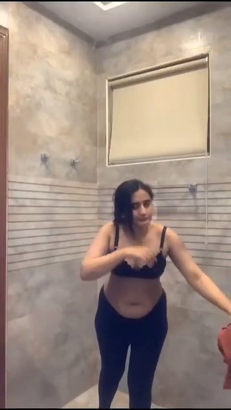 Big Ass Sexy Indian Girl Bathing