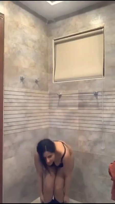 Big Ass Sexy Indian Girl Bathing