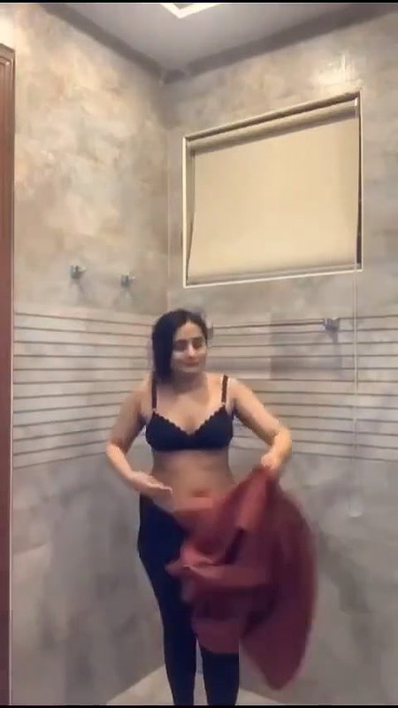 Big Ass Sexy Indian Girl Bathing