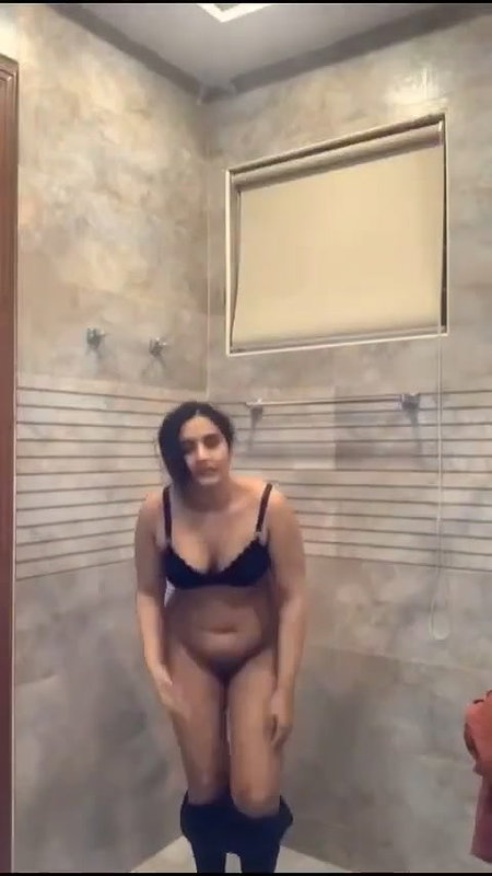 Big Ass Sexy Indian Girl Bathing