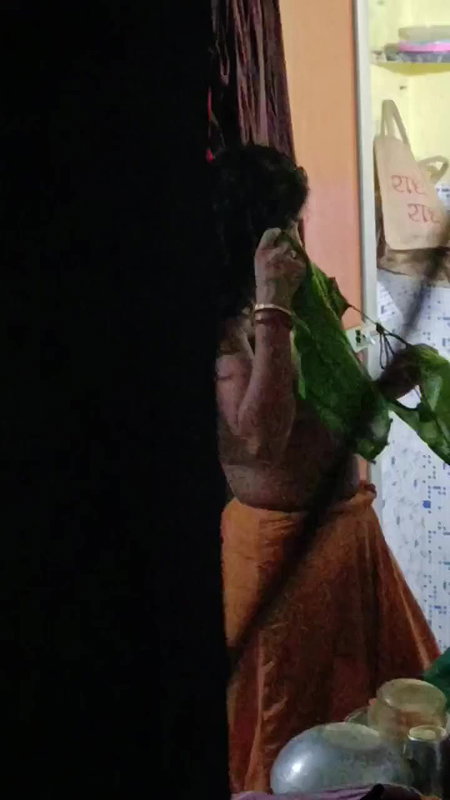 bhabhi removing blouse and viral boobs show caught
