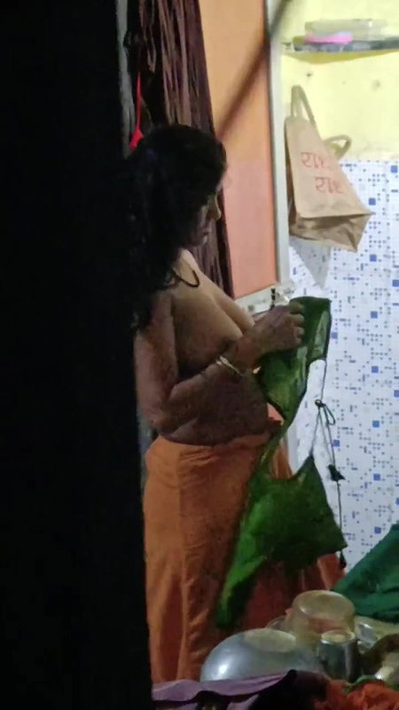bhabhi removing blouse and viral boobs show caught