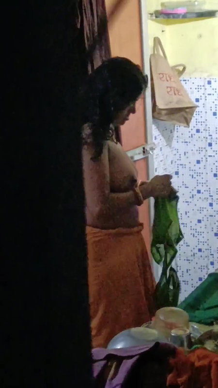bhabhi removing blouse and viral boobs show caught