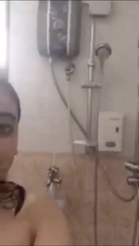 Cute Girlfriend Bathing