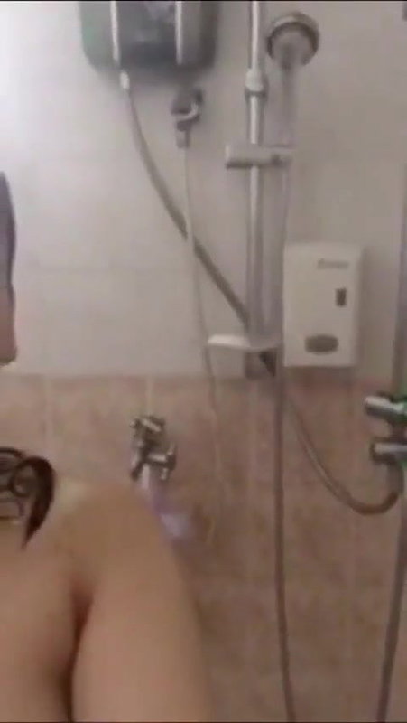 Cute Girlfriend Bathing