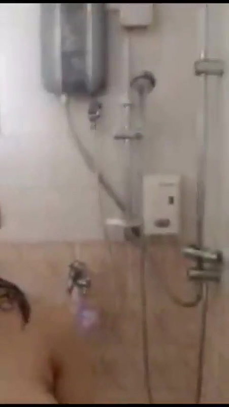 Cute Girlfriend Bathing