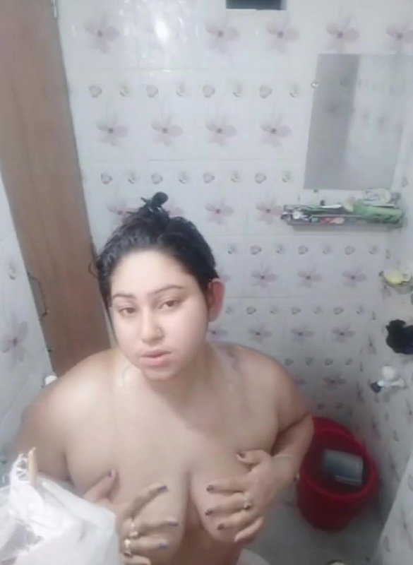 Sexy Bengali Horny Chubby Gf Bathing Showing