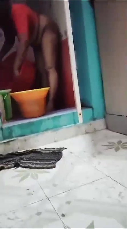 big ass bhabhi washing clothes viral MMS videos