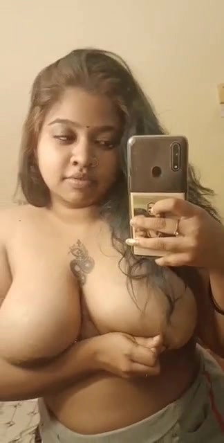 chubby mallu hot tanker girl topless selfie