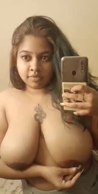 chubby mallu hot tanker girl topless selfie