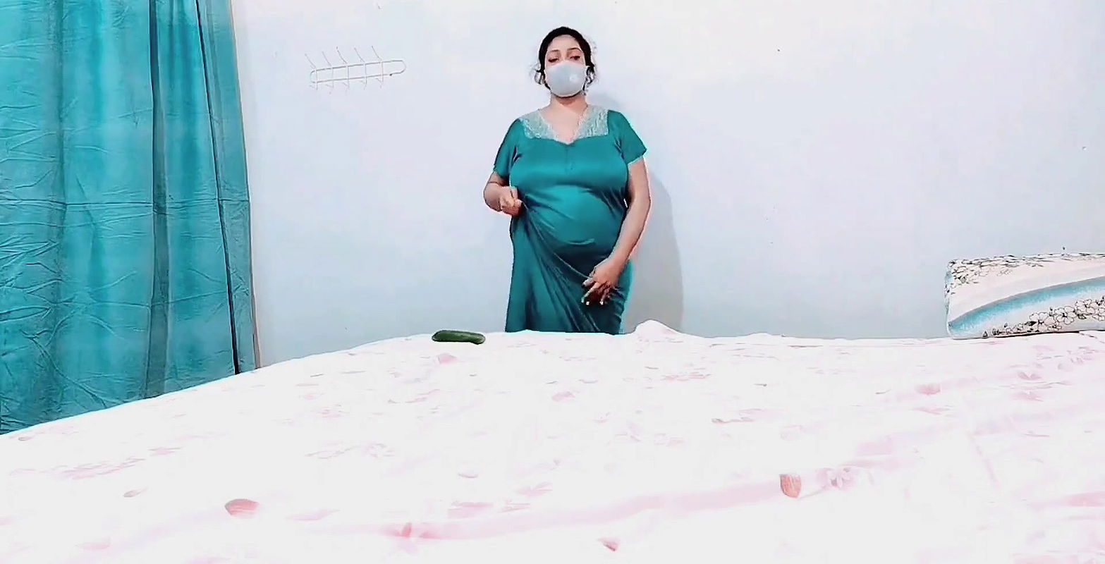 Khobsorat Aunty apni Chutt main kia daal rahi hai