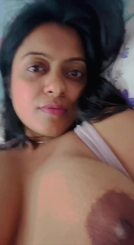 topless Indian MILF nude selfie for secret lover