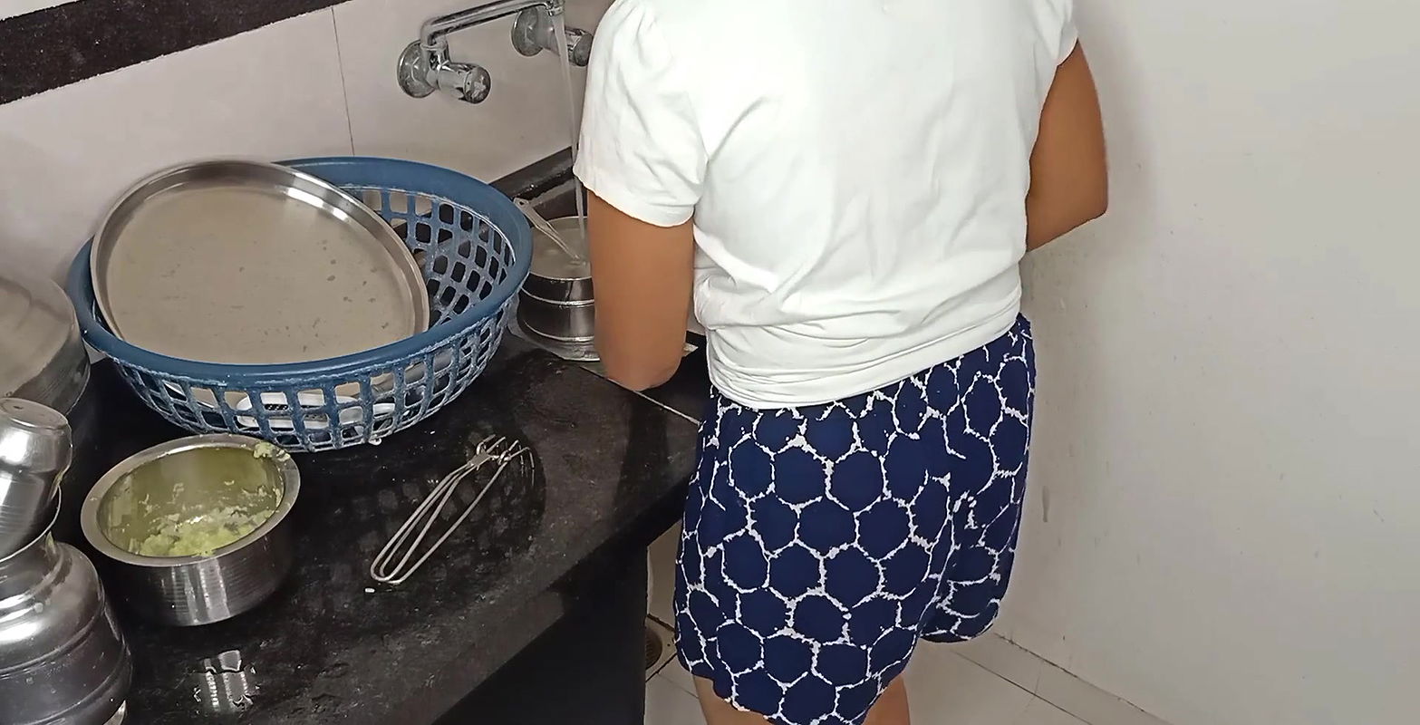 Komal bartan manj rahi thi piche se Aakar chori se choda