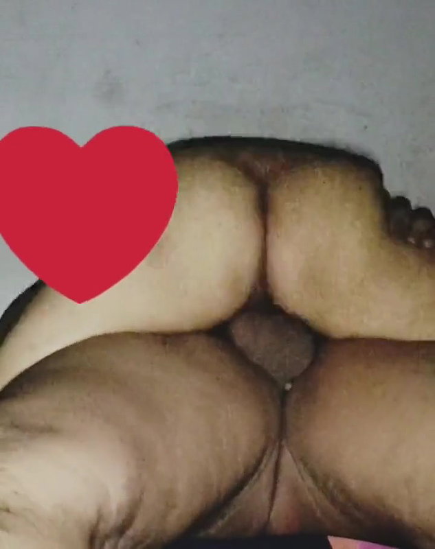 Latika mere land ke uper Beth ke chudwate huye bhot mast lagti hai