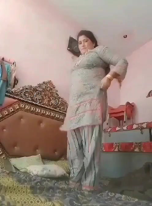 bhabhi in black bra shows pussy and ass nude pics