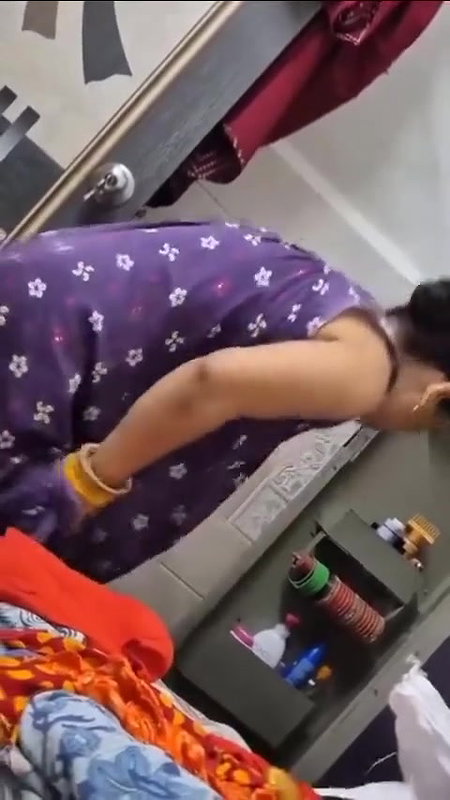bhabhi in sleeveless boobs show and panty change