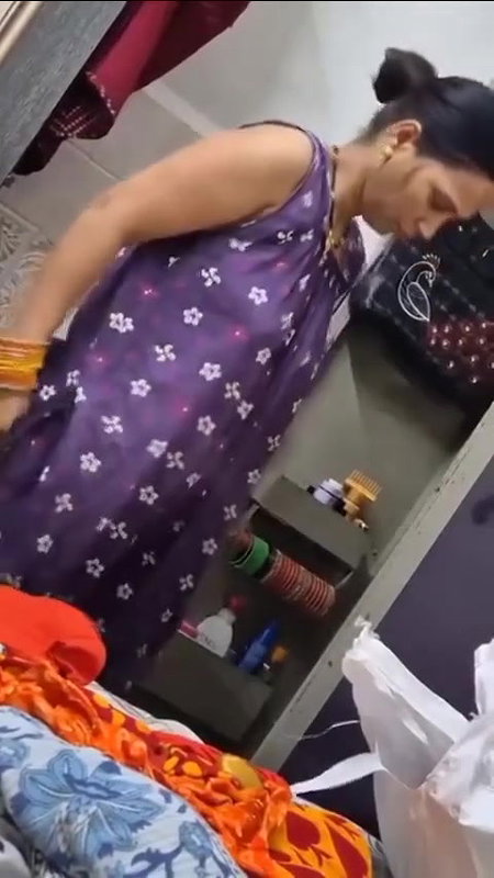bhabhi in sleeveless boobs show and panty change