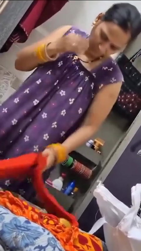 bhabhi in sleeveless boobs show and panty change