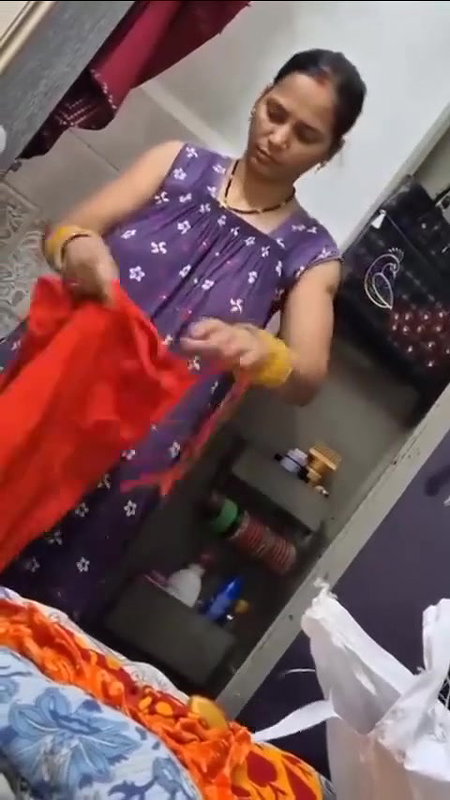 bhabhi in sleeveless boobs show and panty change