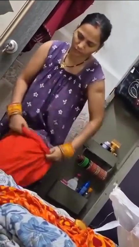 bhabhi in sleeveless boobs show and panty change