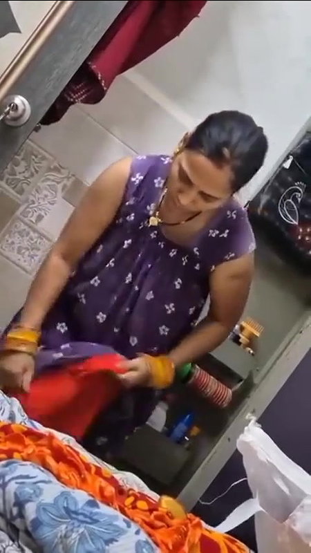 bhabhi in sleeveless boobs show and panty change