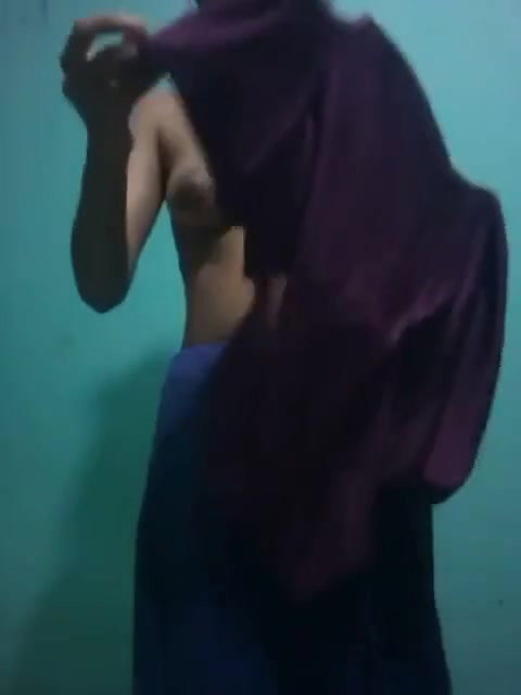 slim Tamil sex girl topless video and nude pics