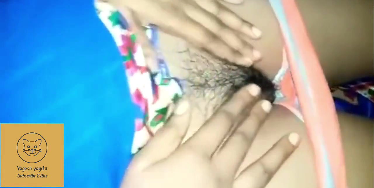 Padosi bhabhi yogita ko raat me akele ghar pe bula kar Dogistyle me choda