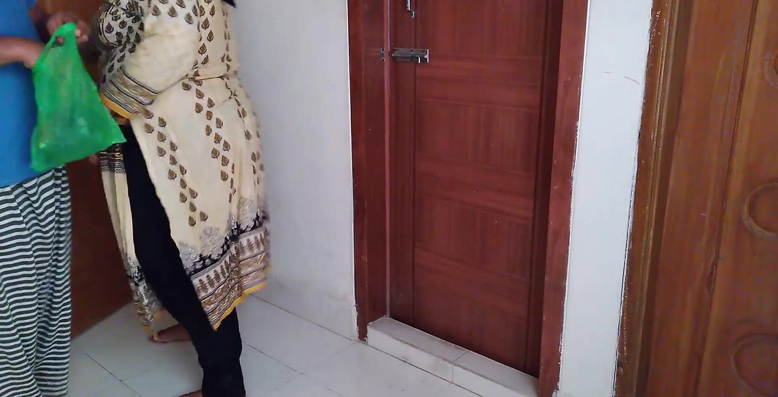 Red Color Bra bechne vale ne Tamil hot aunty ko chodne par majbor kiy (Indian sexy aunty fucking with bra seller) CumSho