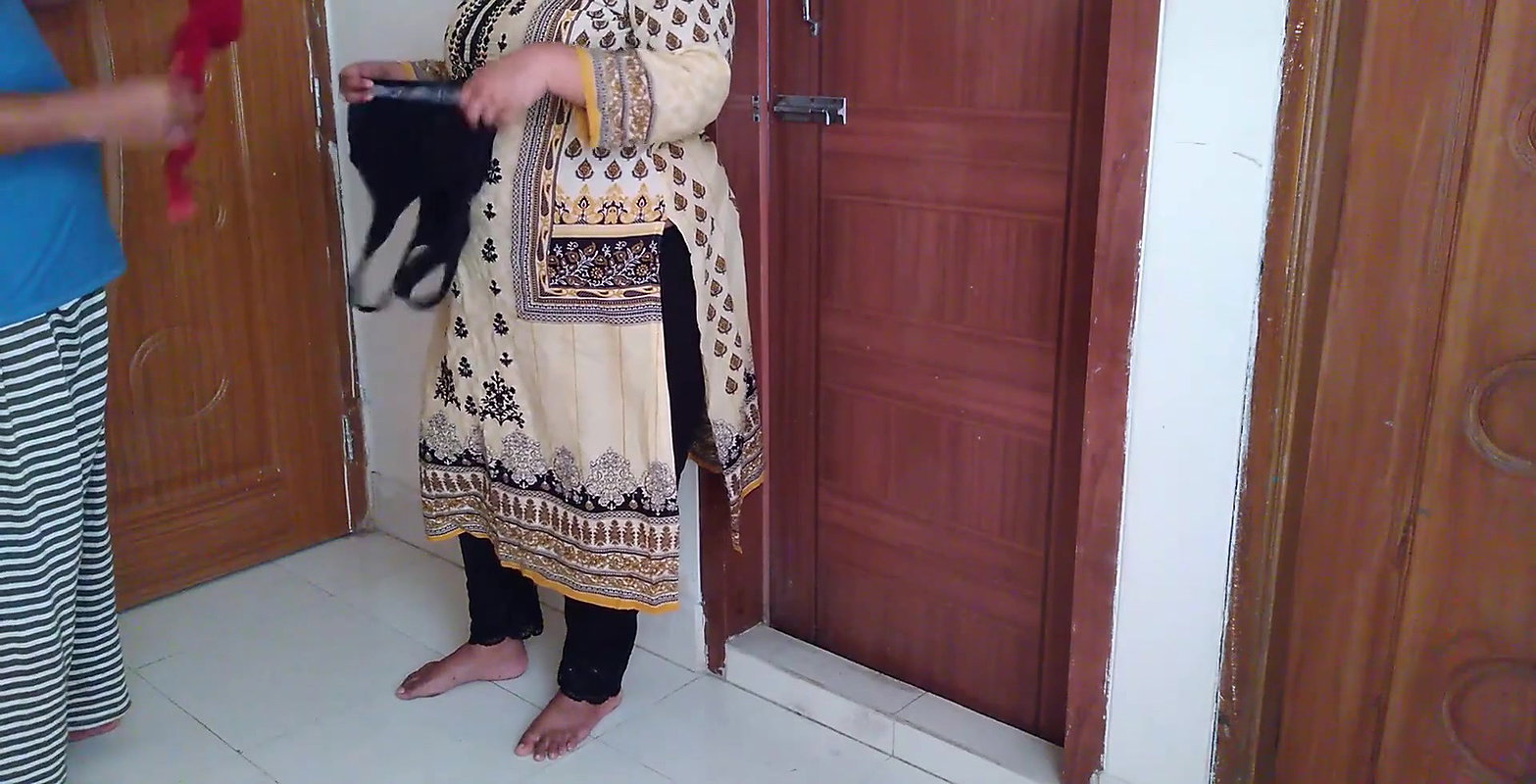 Red Color Bra bechne vale ne Tamil hot aunty ko chodne par majbor kiy (Indian sexy aunty fucking with bra seller) CumSho